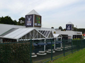 The Oaks Hotel Motel, Albion Park